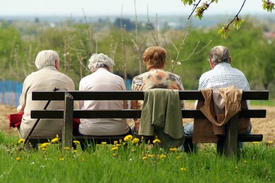 Ältere Menschen auf einer Parkbank