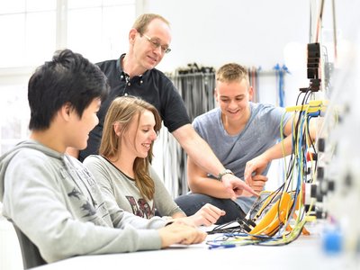 Ausbildung, Foto: Adobe Stock/Industrieblick Auszubildende mit ihrem Ausbilder