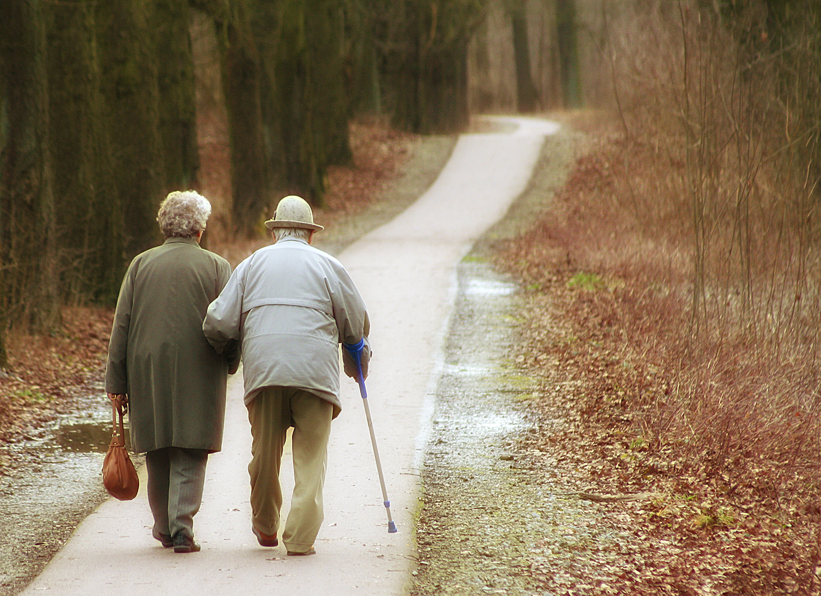 Rentner beim Spaziergang